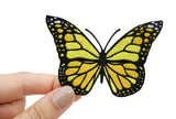 Gelber Schmetterling Patch in Frauenhand