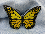 Gelber Schmetterling Patch auf blauer Jeans