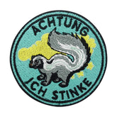 Grüner und grauer Stinktier in einer Stinkwolke Patch.