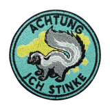 Grüner und grauer Stinktier in einer Stinkwolke Patch.