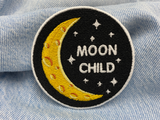 Moonchild Aufbügelpatch auf blauer Jeans.