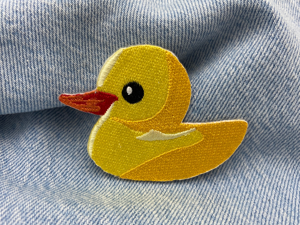 Quietscheenten Patch auf blauer Jeans