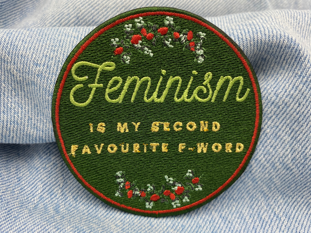 Feminism Patch auf hellblauer Jeans