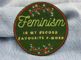 Feminism Patch auf hellblauer Jeans