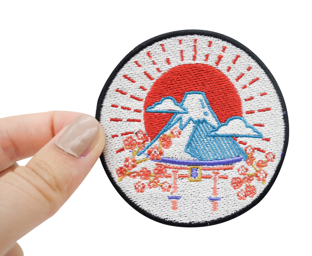 Japan Fuji Patch gehalten von Frauenhand