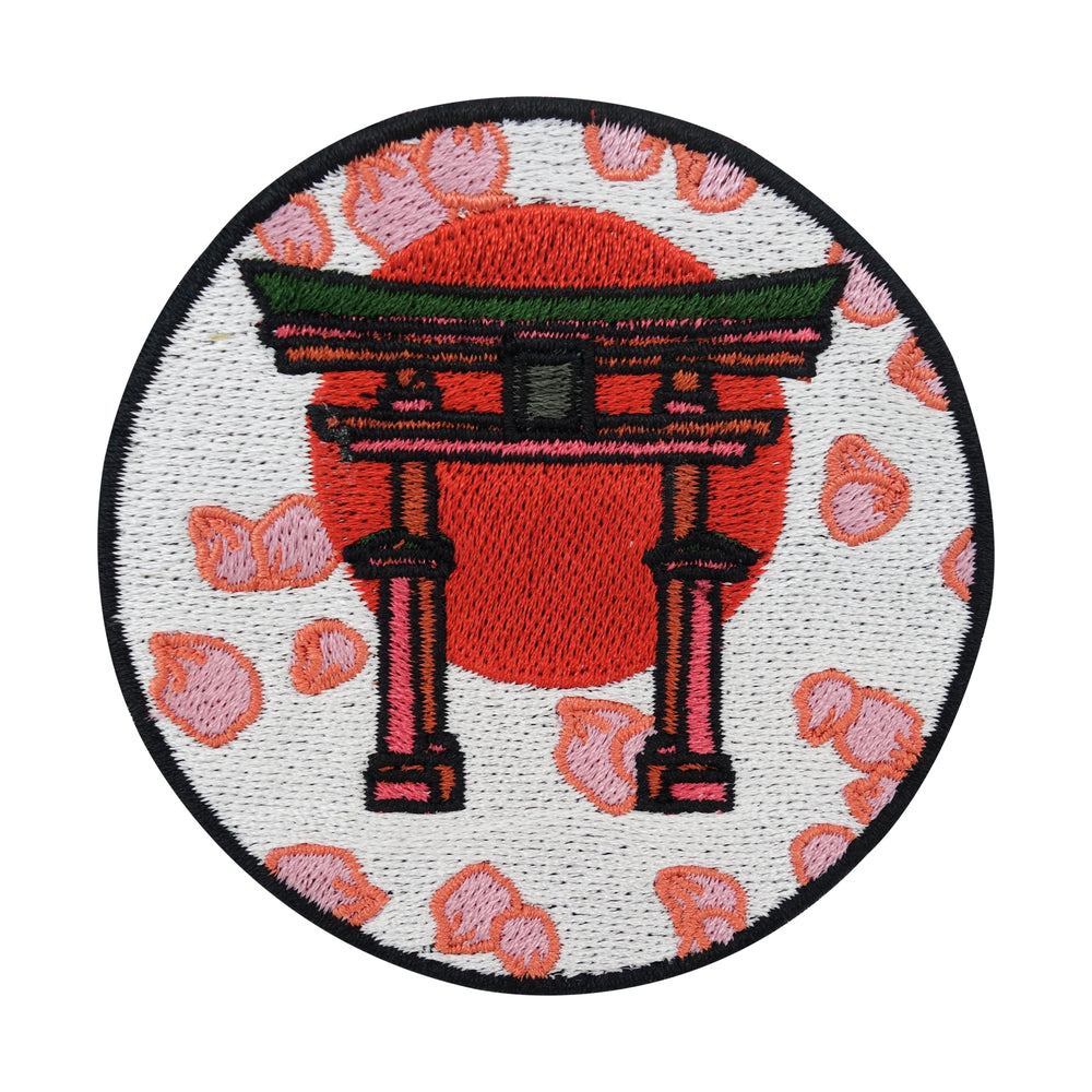 Roter japanisches Tor mit Kirschblüten Patch