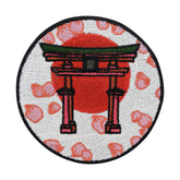 Roter japanisches Tor mit Kirschblüten Patch