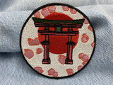 Japanisches Tor Patch auf einer blauen Jeans