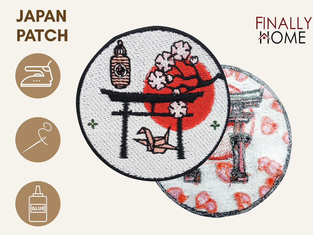 Vorder- und Rückseite des Patches, mit Bügelfolie. „Finally Home“ Logo und Nutzungsoptionen: Aufbügeln, Aufnähen, Aufkleben mit Textilkleber