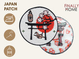 Vorder- und Rückseite des Patches, mit Bügelfolie. „Finally Home“ Logo und Nutzungsoptionen: Aufbügeln, Aufnähen, Aufkleben mit Textilkleber