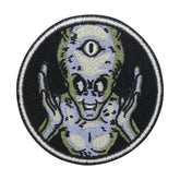Schwarzer Alien mit drei Augen Patch