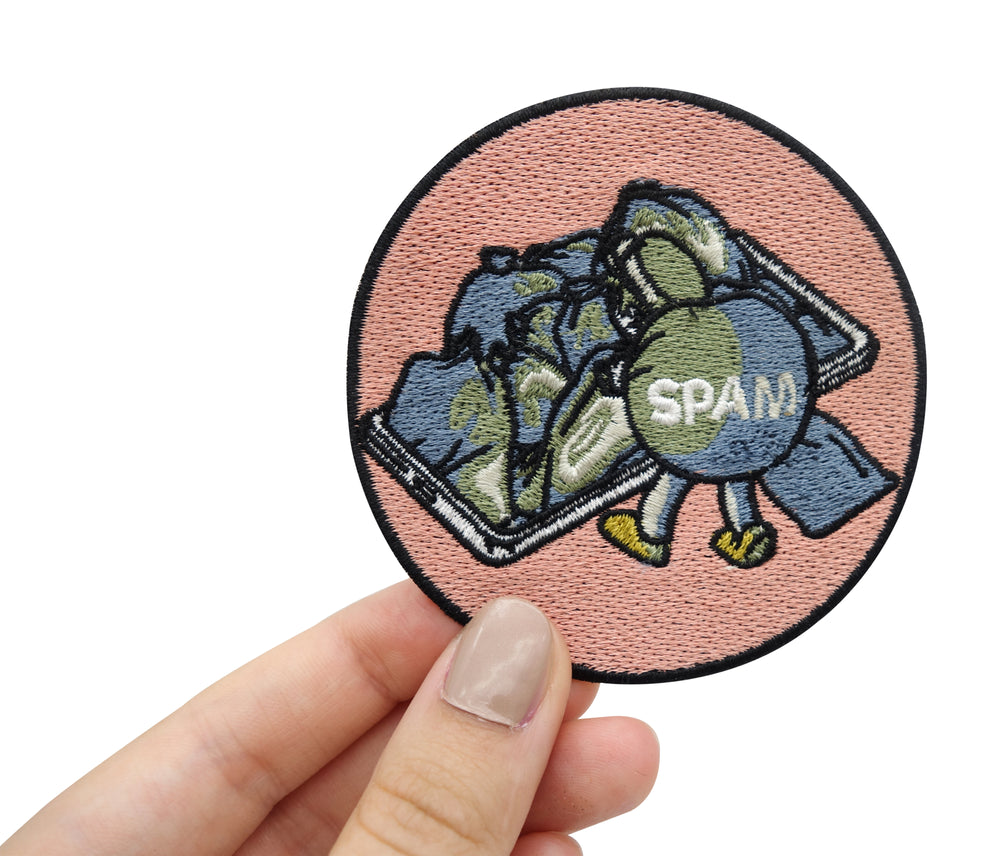 Der Patch gehalten von einer Frauenhand