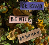 3er Be Nice, Be Kind, Be Human Patch Set mit Gebüsch im Hintergrund