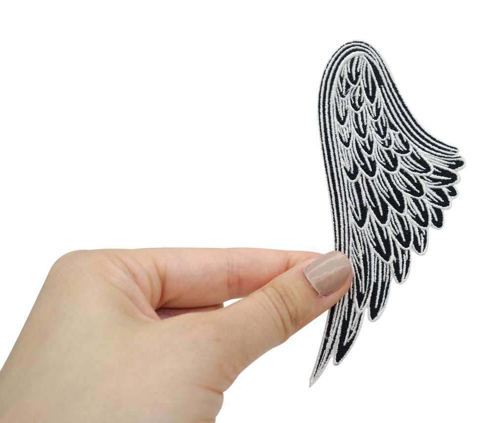 Linker Flügel Patch gehalten von einer Frauenhand