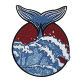 Blau-roter Walflosse in Wellen Patch