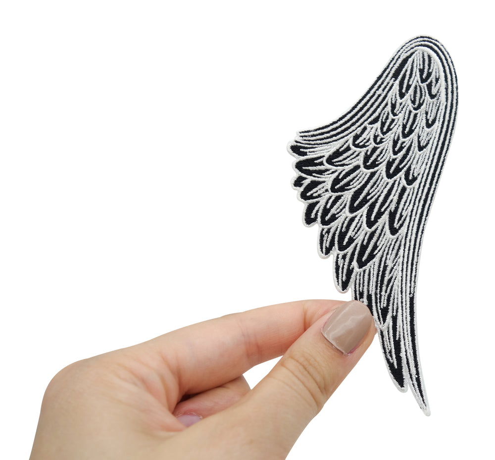 Rechter Flügel Patch gehalten von einer Frauenhand