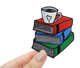 Hand hält den Bücher Patch
