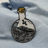 Astronaut im Meer Patch auf hellblauer Jeans