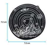 Berge mit Planeten Patch mit der Maße: 7,2 x 7,2 cm