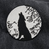 Wolf Patch auf schwarzer Jeans