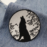 Wolf Patch auf dunkel blauer Jeans