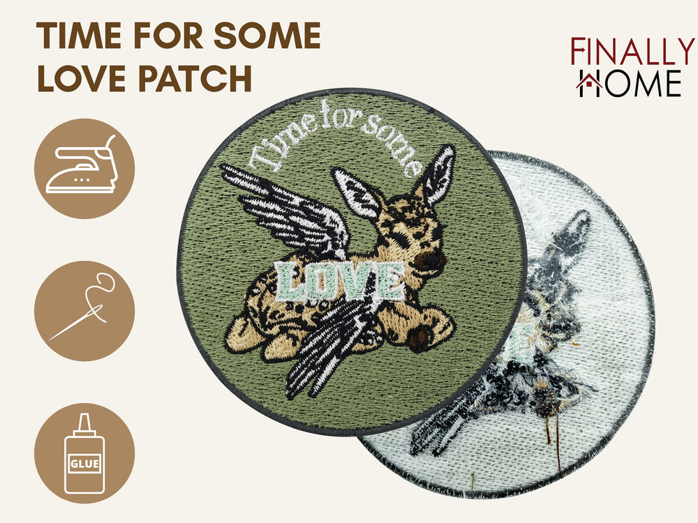 Vorder- und Rückseite des Patches, mit Bügelfolie. „Finally Home“ Logo und Nutzungsoptionen: Aufbügeln, Aufnähen, Aufkleben mit Textilkleber