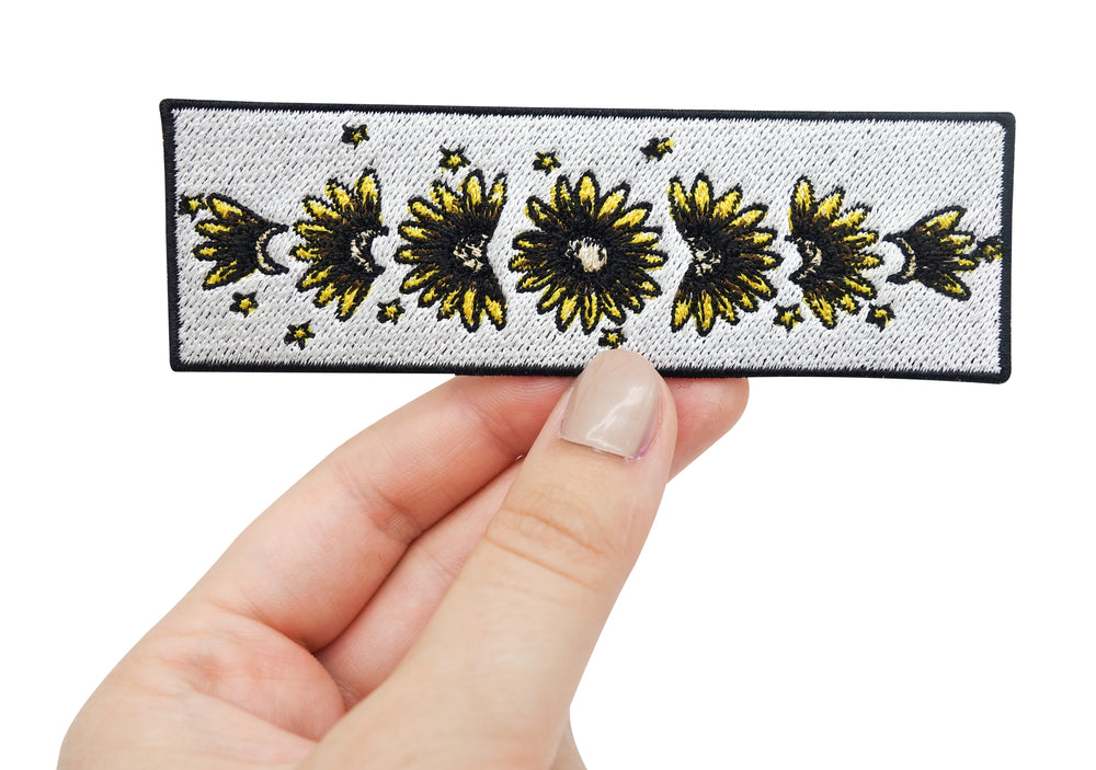 Frauenhand hält den Sonnenblumen Patch