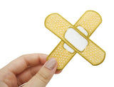 Frauenhand hält Pflaster Patch