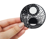Frauenhand hält den Yin und Yang Patch