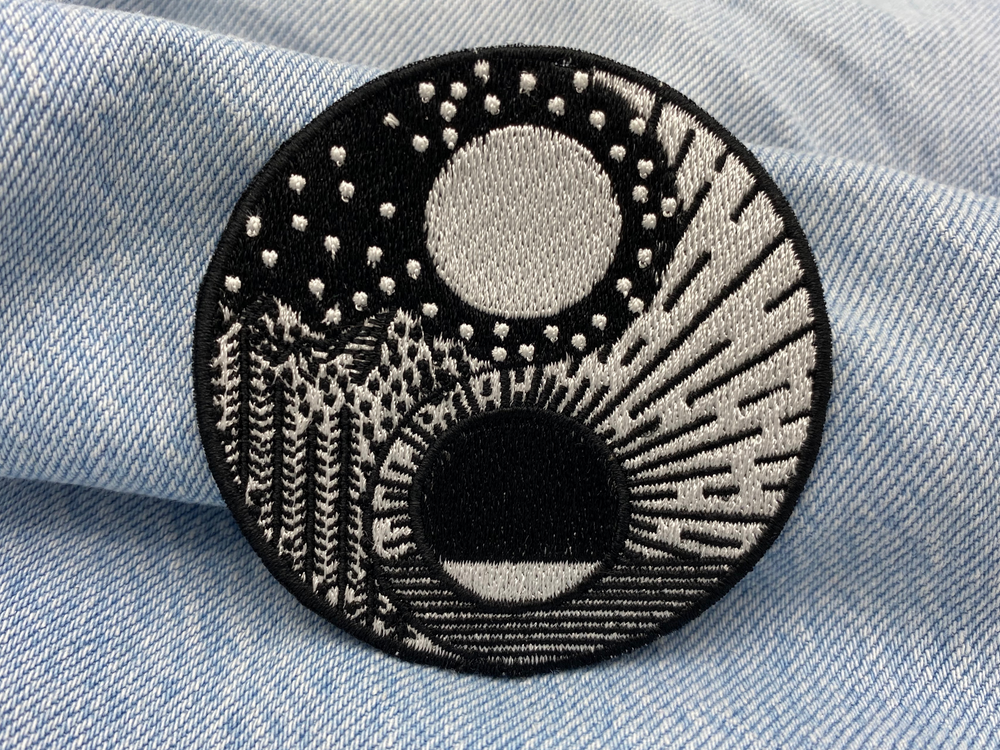 Yin und Yang Patch auf blauer Jeans
