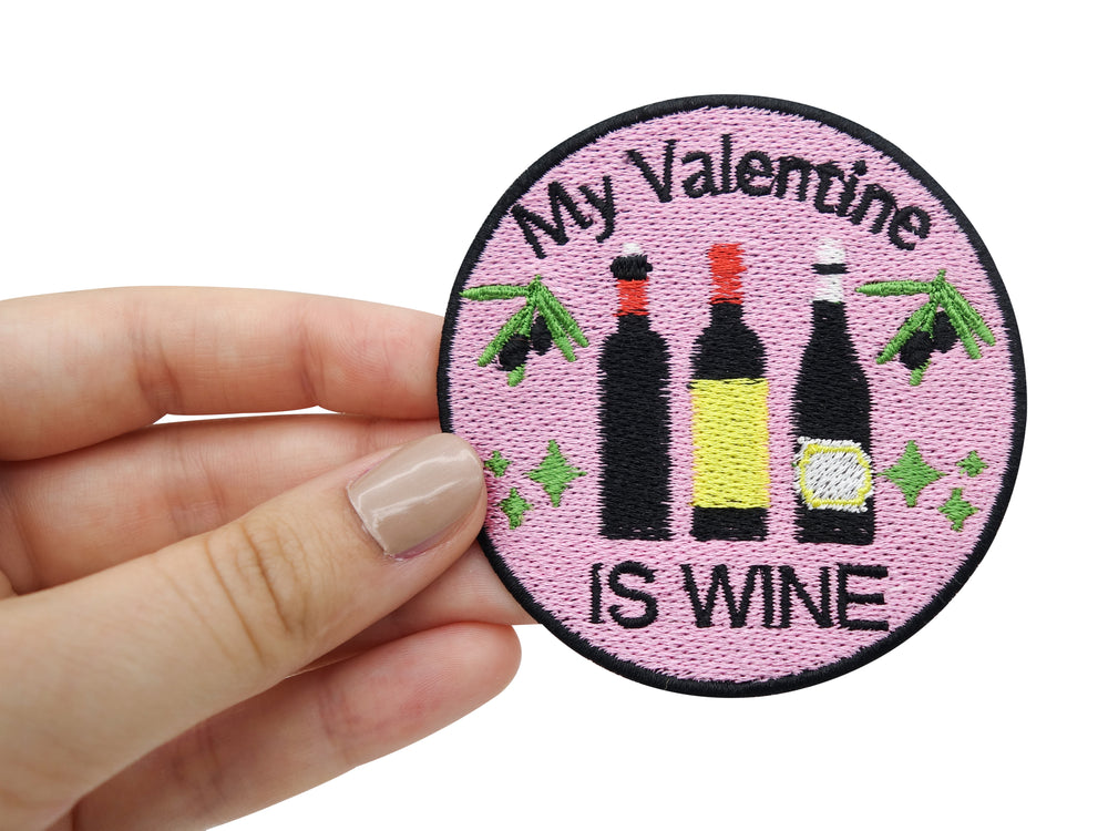 Frauenhand hält den Valentinstag Patch