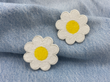 Gänseblumen Patches auf blauer Jeans