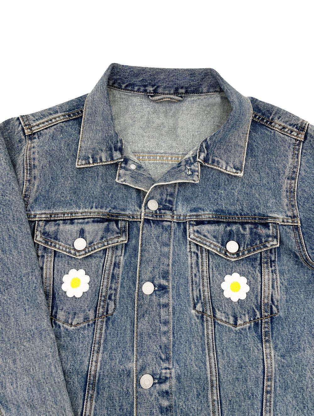 Gänseblumen Patches auf Jeansjacke aufgebügelt