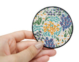 Frauenhand hält den Blumenwiesen Patch