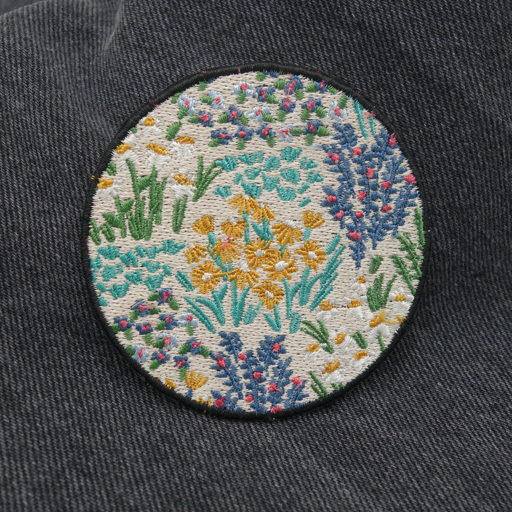 Blumenwiese Patch auf schwarzer Jeans