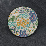 Blumenwiese Patch auf schwarzer Jeans