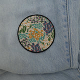 Blumenwiese Patch aufgebügelt auf blauer Jeans