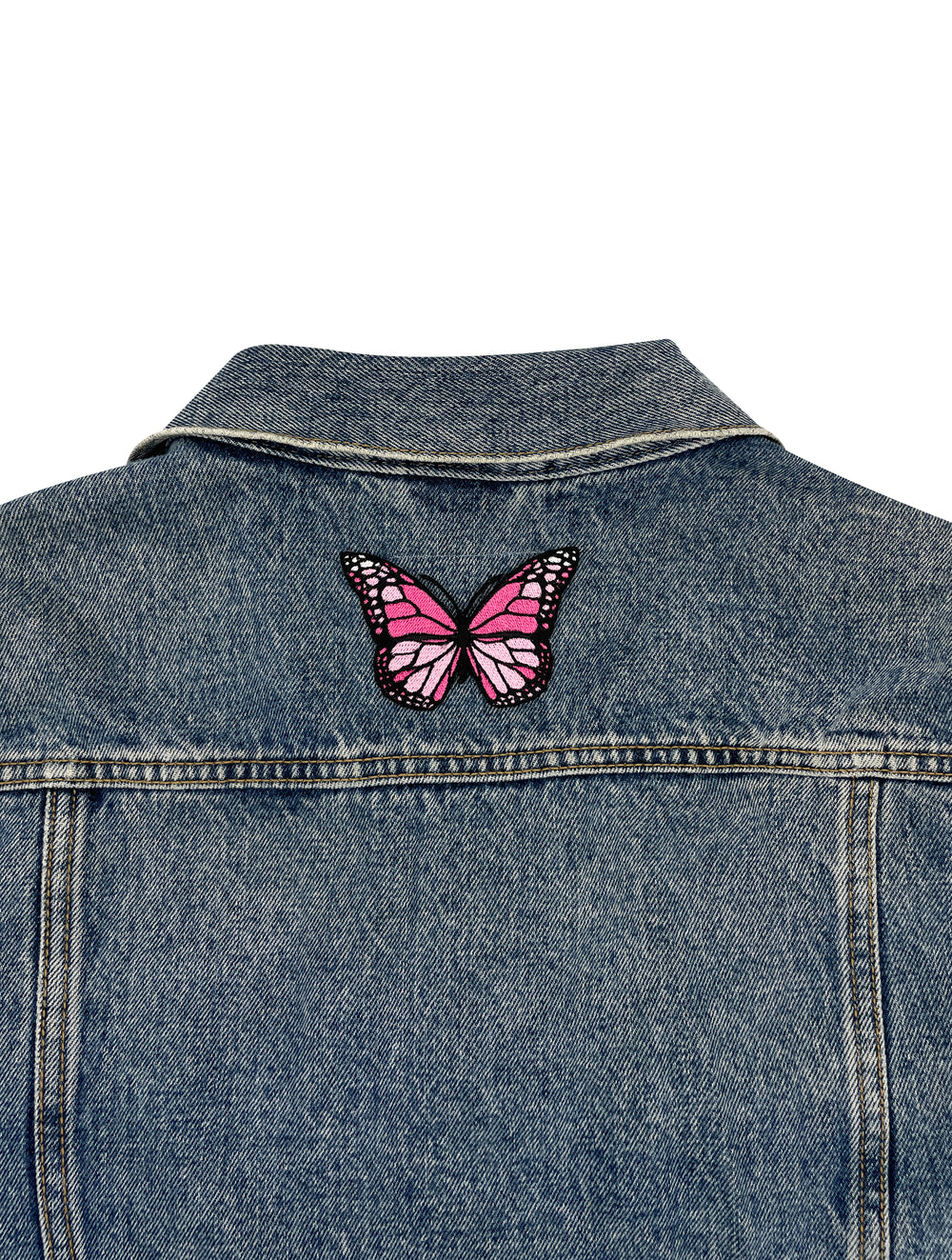 Schmetterling Patch auf Rückseite einer Jeansjacke aufgebügelt