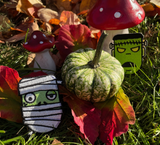 Zombie und Frankenstein Kopf Patches vor herbstlichem Hintergund