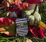 Zombie Kopf Patch vor herbstlichem Hintergund