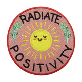 Pinker "Radiate Positivity" Patch mit einer gelben Sonne in der Mitte