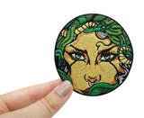 Medusa Patch gehalten von einer Frauenhand