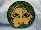 Medusa Patch auf einer blauen Jeans