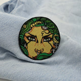 Medusa Patch auf einer hell blauen Jeans
