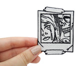 Frauenhand hält Totenkopf Selfie Patch