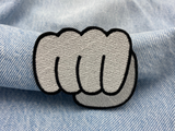 Cartoon Faust auf blauer Jeans