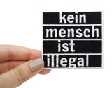 Statement Patch gehalten von einer Frauenhand