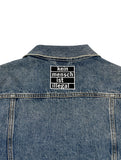 Statement Patch auf Rückseite einer Jeansjacke aufgebügelt