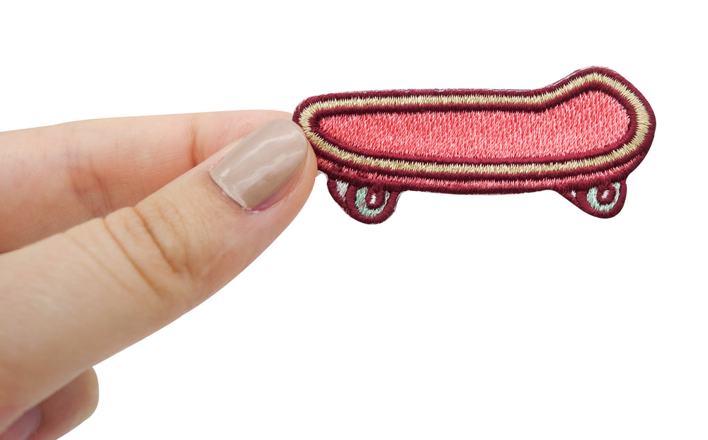 Skateboard Patch gehalten von einer Frauenhand
