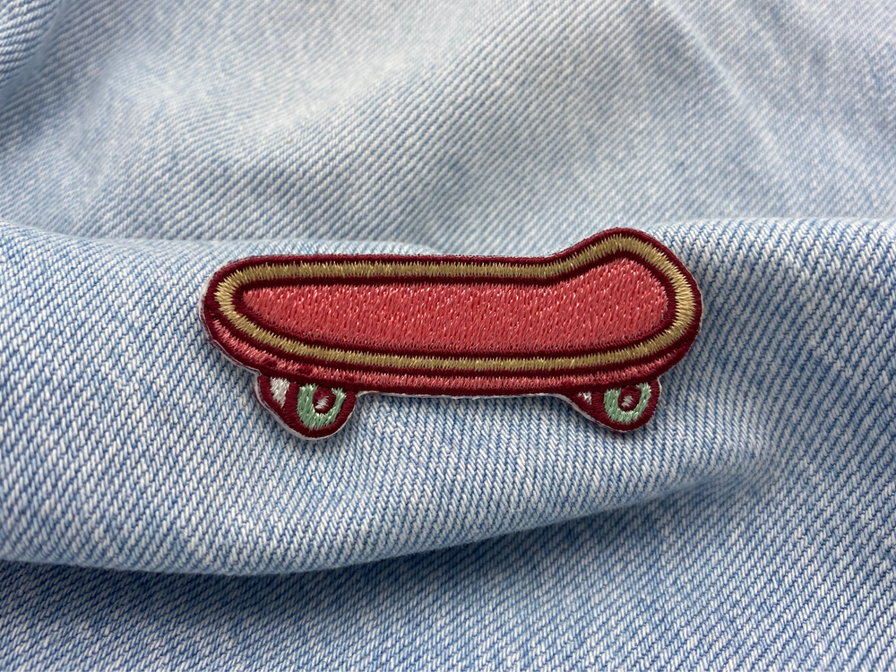 Skateboard Patch auf blauer Jeans